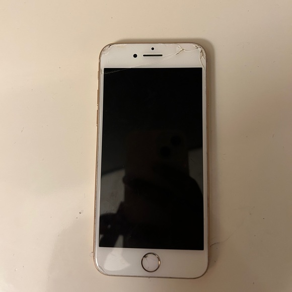 iPhone 8 rose gold! Slightly cracked - Picture 2 of 5